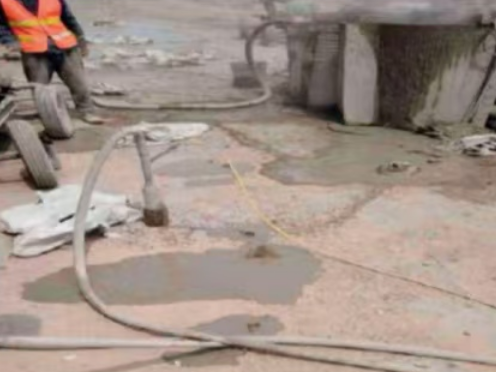 天桥水泥混凝土路面板底注浆技术 路面脱空注浆整治方案